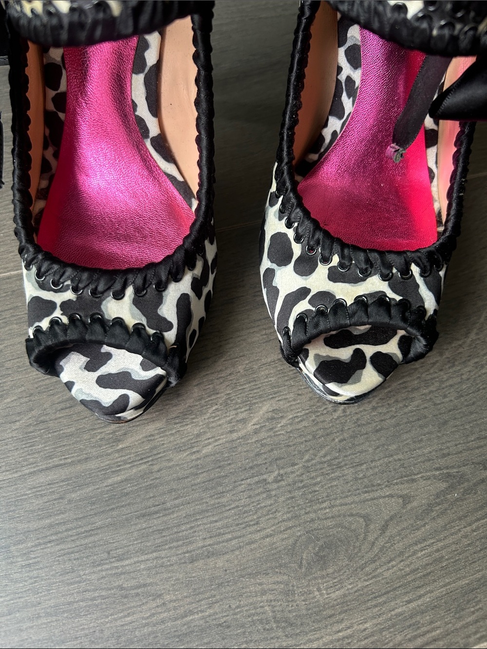 Betsey Johnson Mary Jane Bow Peep Toe Pumps Black White Animal Print Heels Sz 7 - Picture 6 of 15